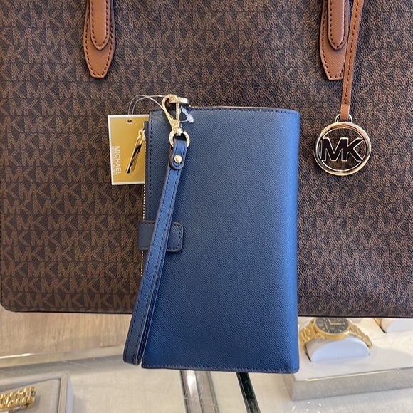 MICHAEL KORS LARGE DOUBLE ZIP WRISTLET WALLET PHONE CASE 
Navy 
NWT - Picture 10 of 16